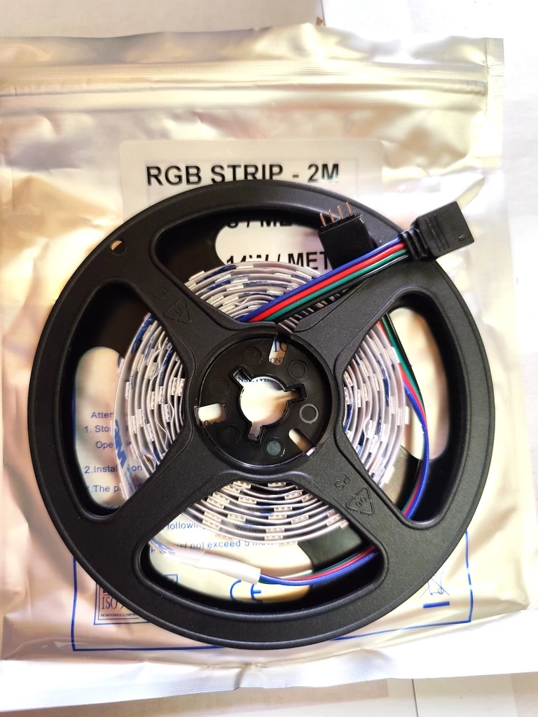 RGB LED szalag, DC12V, 14,4W, nagy fényerő, 2 méter, két csatlakozóval